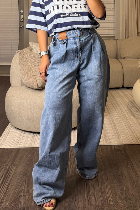 Pleated fit jeans with belt